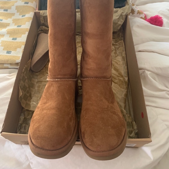 Ugg Tall Boots Size 8 Chesnut color - Picture 2 of 3